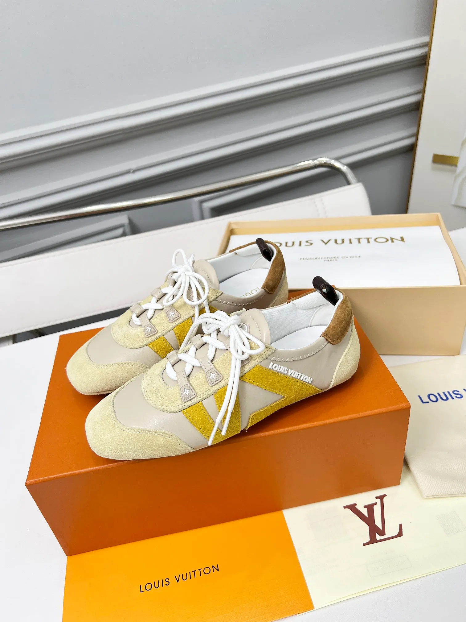 👟👟Ex-factory price 600👟👟 LV Sneakerina ballet-style sneakers are made of soft sheepskin and suede cow leather trimmings, and Monogram canvas is used to write the LV letters on the side, combining the light structure of ballet shoes with the comfortable texture of sneakers. Sacchetto craftsmanship and an injection-molded outsole complete the package, allowing for flexibility in a variety of looks. Code number: 35~41, colors are being updated...